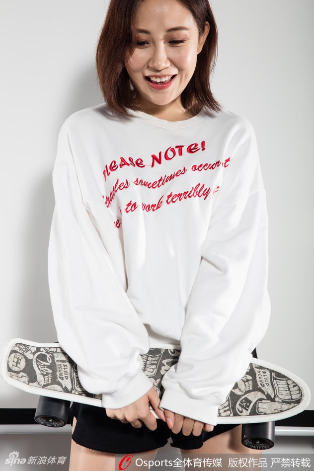 晨曦微露的训练馆里，巅峰宝贝绑起利落的马尾，对着镜头俏皮眨眼，定格下青春最灵动的瞬间。