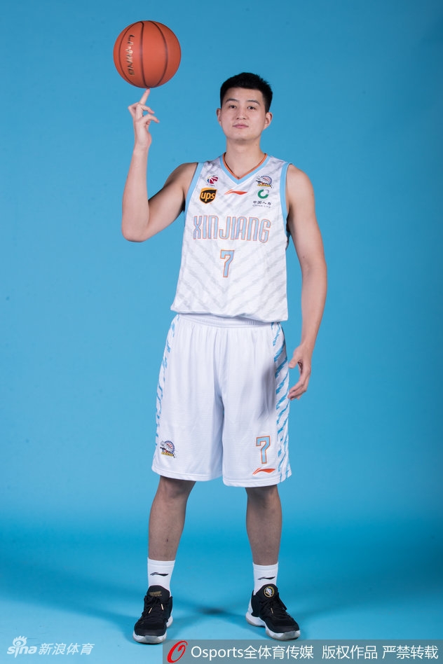 阿不都沙拉木目光深邃，这位在夏天迅速蹿红的锋线新星，身着飞虎战袍，眼神中闪烁着对未来的无限憧憬