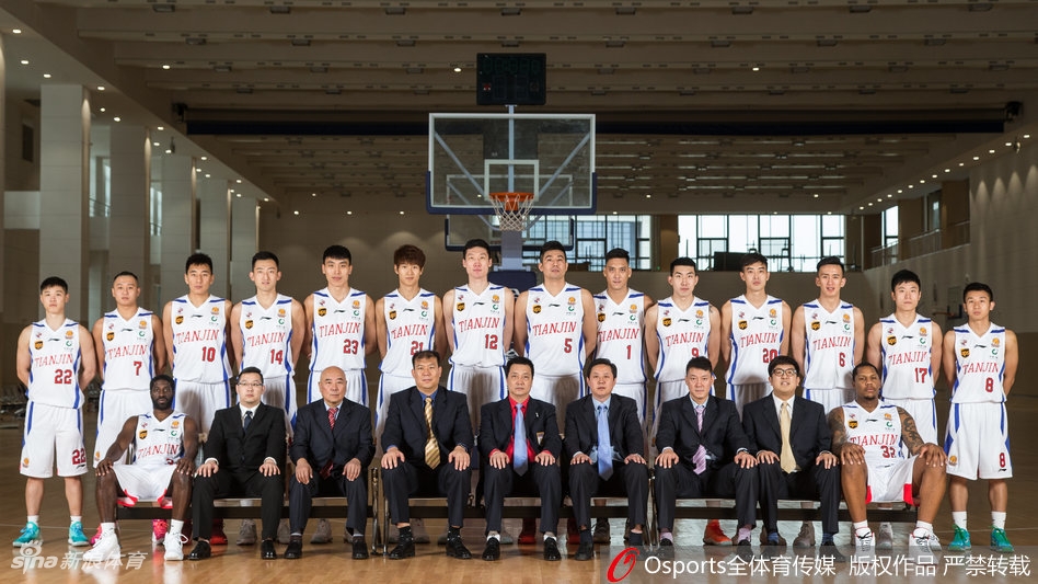 霍尔曼手持自拍杆，化身球队气氛担当，与队友们挤在一起欢乐自拍，定格下新赛季团结一心的瞬间