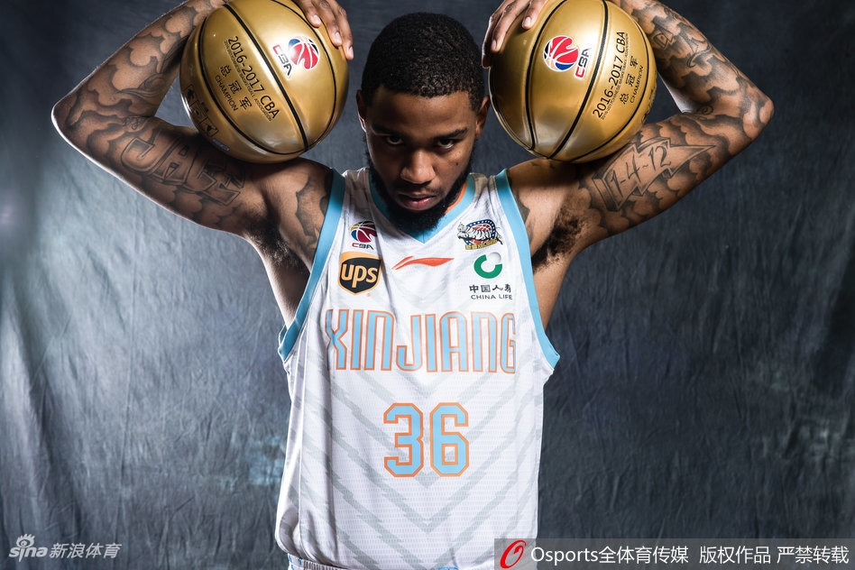 阿不都沙拉木嘴角微扬,眼神清澈而坚定,少年老成的模样透露出新赛季他将要在内线翻江倒海的决心。