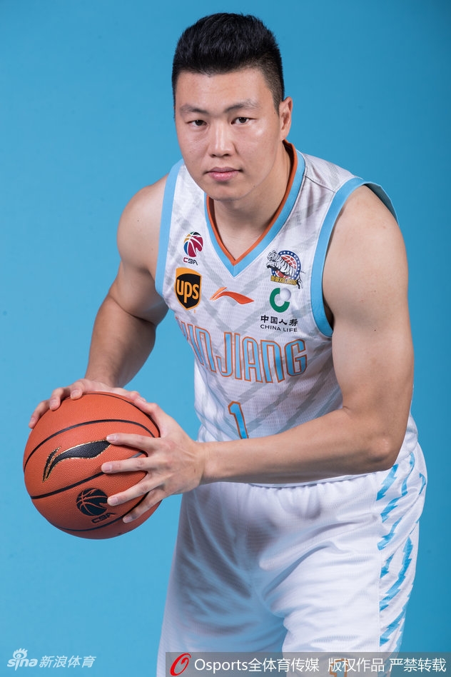 李根双臂抱胸，气场强大，休赛期的恢复让他蓄势待发，静待新赛季为飞虎攻城拔寨