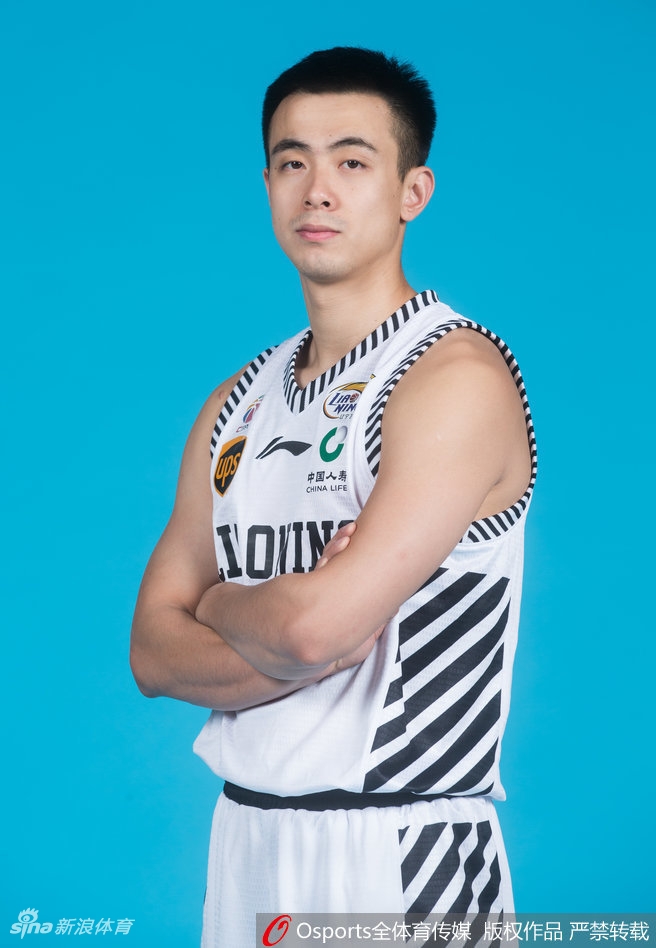 外援哈德森与巴斯在训练场上挥汗如雨,哈德森手持篮球比划着手势,巴斯则露出标志性微笑,两人与本土后卫共同构筑起辽宁的坚实后场。