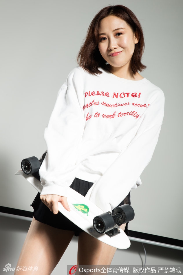 更衣室储物柜前，宝贝怀抱篮球歪头甜笑，干净的气质里藏着对赛场最纯粹的向往。