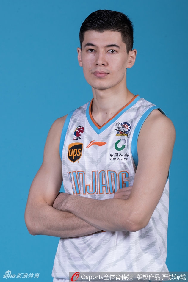 总决赛MVP亚当斯手捧篮球，眼神坚毅地望向镜头，作为新赛季新疆队的绝对发动机，他将承担起更重的得分与串联责任