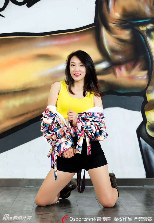 枣红色舞衣映衬着青春脸庞,女孩们动作舒展整齐,在球场中央划出优美弧线,仿佛将齐鲁大地的豪迈与灵动完美融合。