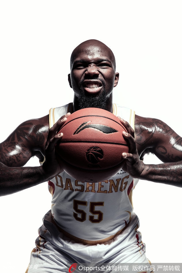 众将在烟雾中若隐若现,仿佛一幅流动的水墨画,这种独特的东方美学与现代化的篮球运动完美结合,预示着同曦男篮新赛季的无限可能。