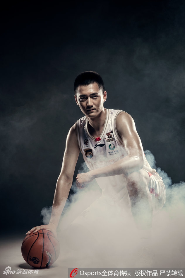 外援希克森与巴赫拉米在烟雾中并肩而立,东西方力量与技巧的碰撞,在虚幻的背景下显得格外和谐,他们将是同曦攻防两端的核心引擎。