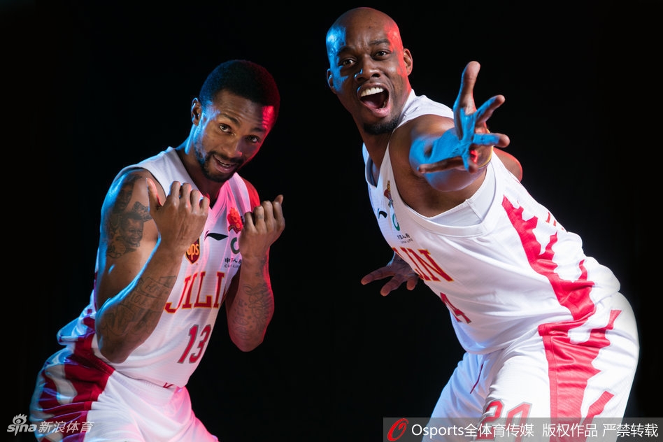 他做出了一个夸张到变形的鬼脸，五官仿佛都在用力，似乎要把所有的烦恼都通过这个表情释放出去，显得无厘头又可爱。