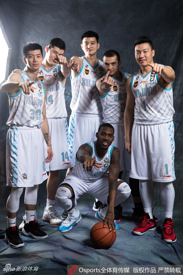 全队围拢在一起,手臂相互搭着肩膀,眼神交汇处满是信任,这一刻的团结就是他们剑指卫冕的最大资本。