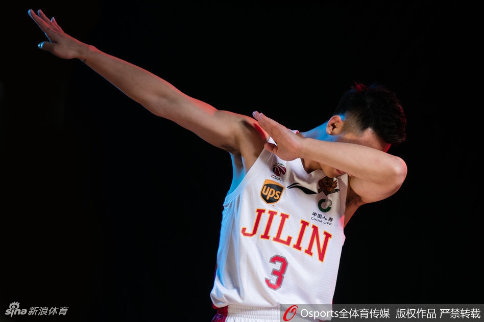 只见他手指摆出奇特造型，双眼用力向中间对拢，成功地变成了滑稽的斗鸡眼，配合上那副一本正经的表情，喜剧效果瞬间拉满。