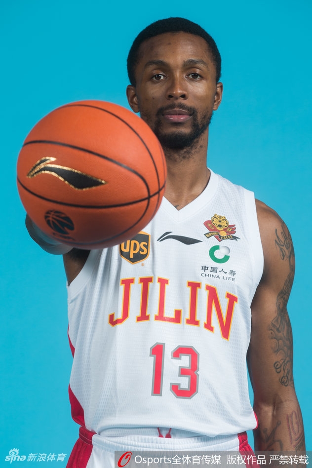 吉林男篮全队大合影，球员们或坐或站，队形错落有致，兰德里在人群中依然不忘搞怪，让整张全家福充满了生动的生活气息。