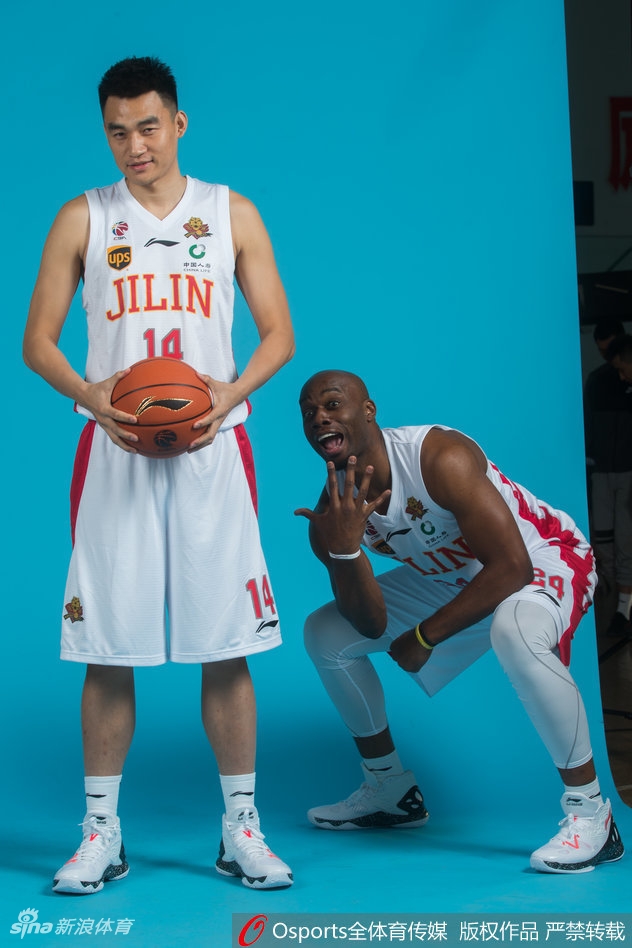 高诗岩身穿0号战袍，摆出持球突破的姿势，年轻的脸庞上写满了与年龄不符的沉稳，眼神中透着一股‘初生牛犊不怕虎’的狠劲。