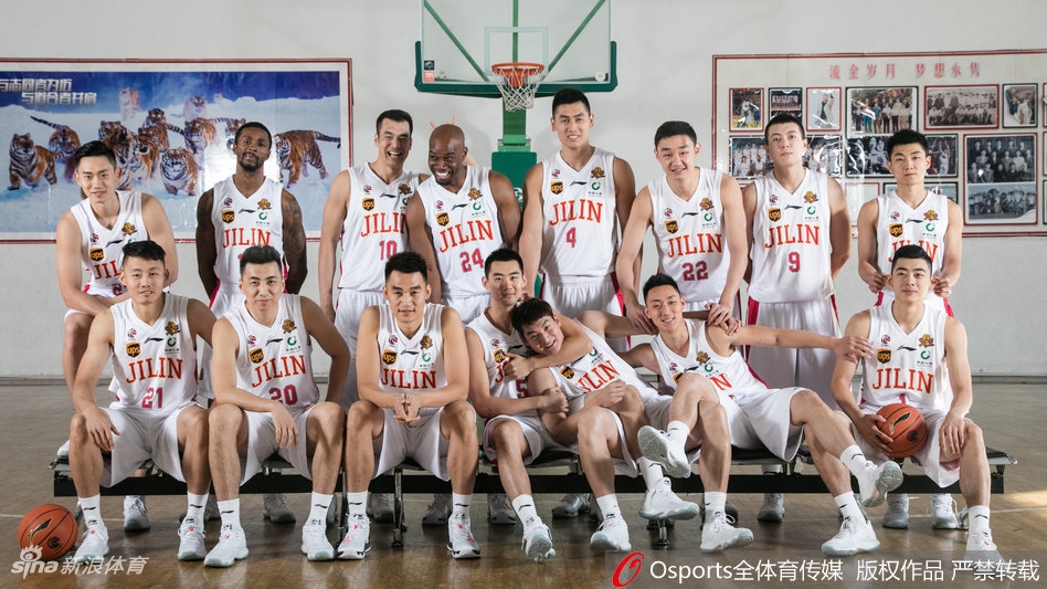 兰德里在镜头前做出夸张的鬼脸，双手比出摇滚手势，眼神里全是戏，仿佛在说‘看我帅不帅’，逗得旁边的工作人员哈哈大笑。