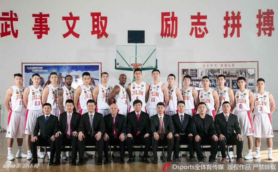 韦弗在拍摄中展现冷酷一面，他表情专注，眼神坚毅，手臂肌肉线条分明，仿佛已经瞄准了新赛季的篮筐，准备随时发射致命三分。