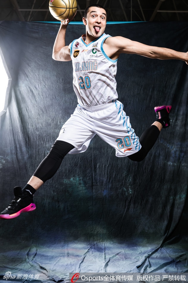 西热力江紧咬牙关,肌肉线条分明,防守悍将的战斗欲望在静止的画面中仿佛下一秒就要喷薄而出。