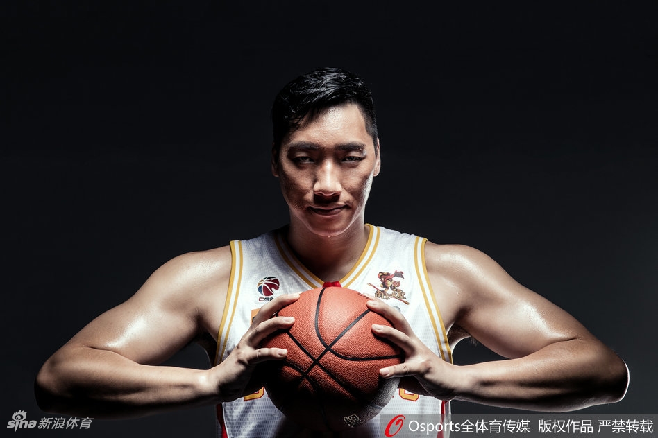 队长冯欣在烟雾中神情专注,干冰的冷峻与赛场的火热在他身上融为一体,作为球队的大脑,他将引领同曦在迷雾中寻找胜利的方向。