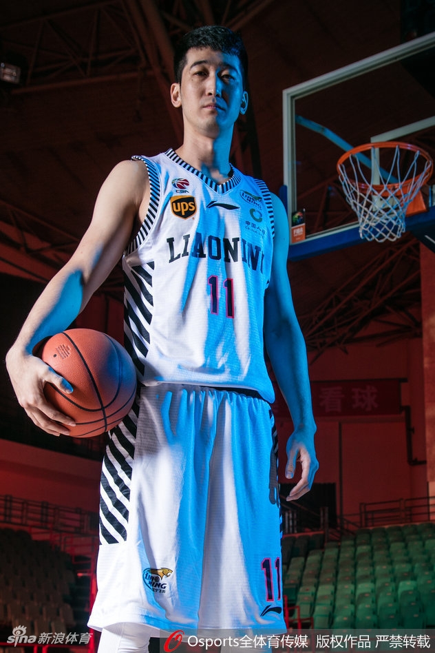 李晓旭在光影中沉稳注视，经历大伤归来的他眼神中更多了几分坚毅与成熟，是球队内线最可靠的保障。