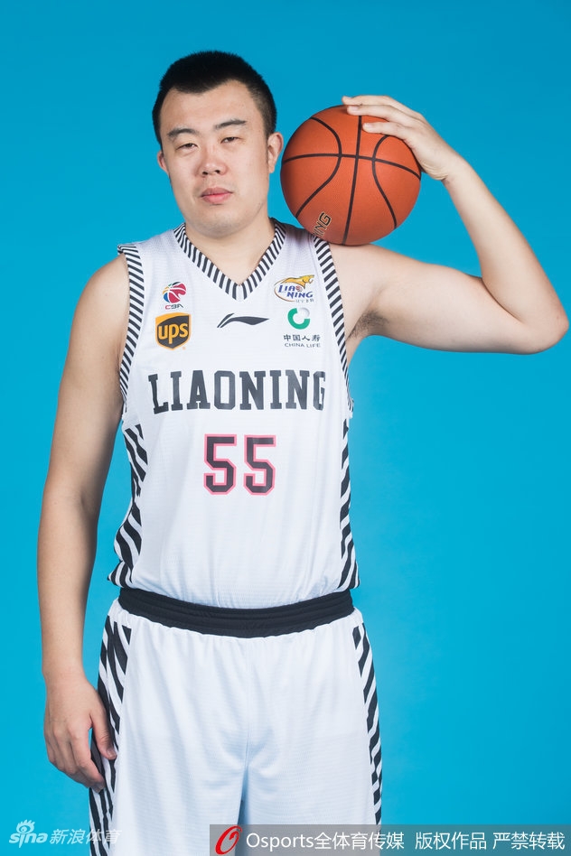 辽宁男篮全队在写真拍摄中轻松互动,李晓旭与韩德君笑容满面,展现了球队融洽的团队氛围和冲击新赛季的信心。