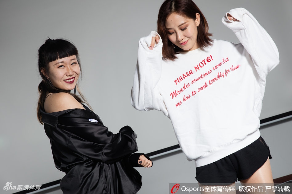 训练间隙，宝贝单手托腮，眼中闪烁着对未来的憧憬，青春的面庞上写满不服输的倔强。