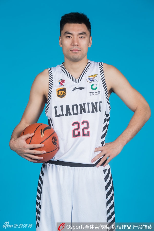 丛明晨、刘志轩等锋卫摇摆人摆出准备接球的动势,他们精准的外线投射同样是辽篮后卫天团战术武器库中的重要组成部分。