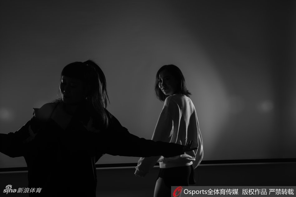 午后阳光穿过球场围网，洒在宝贝回眸一笑的脸上，光影交织间定格了属于青春的美好时光。