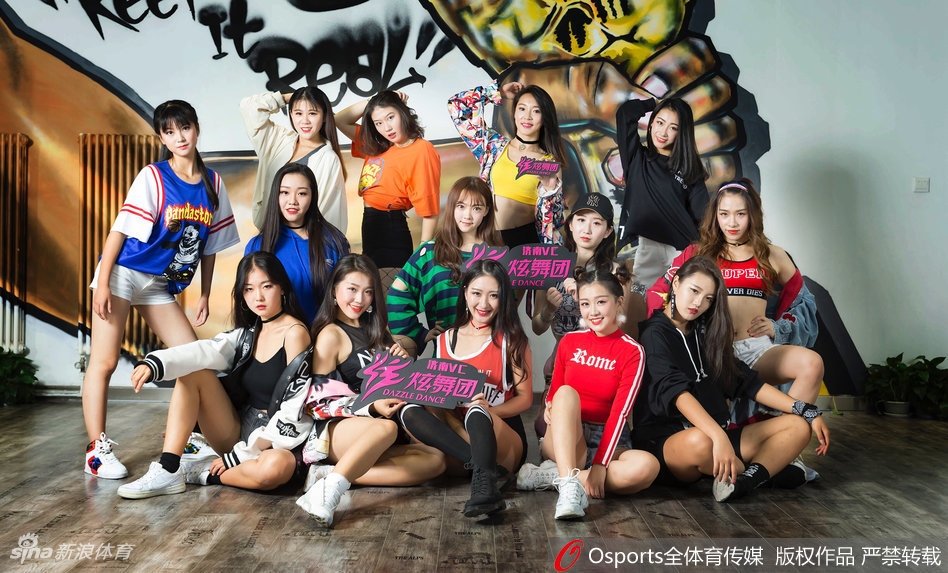 聚光灯下,山东男篮啦啦队队员们整齐划一,扬起自信笑脸,如同绽放的玫瑰,用充满张力的舞姿瞬间点燃球馆热情。