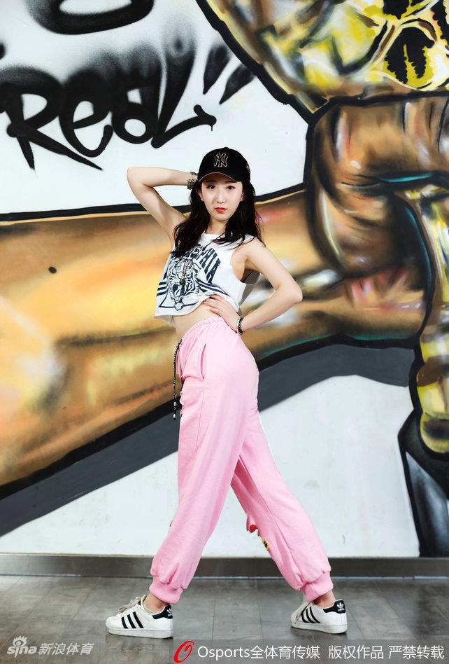 队列中女孩们手拉手欢笑着,露出洁白牙齿,汗水沿着脸颊滑落却掩不住眼底的光芒,那是属于团队独有的温暖与默契。