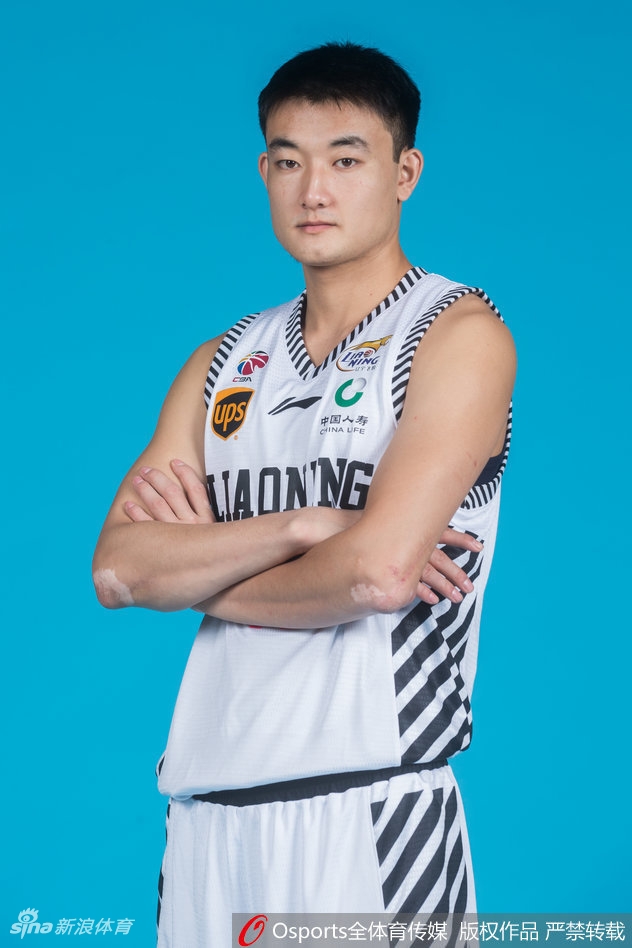 韩德君与李晓旭在内线形成屏障,他们与身后的后卫群遥相呼应,展示了辽宁男篮内外结合的强大战术体系。