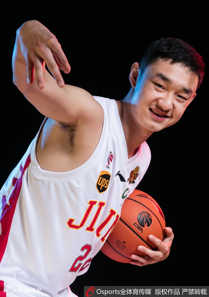 面对镜头，这位球员不再满足于常规姿势，直接使出了江湖失传已久的歪头杀，加上那迷离的眼神，看起来像是刚睡醒就被抓来拍照。