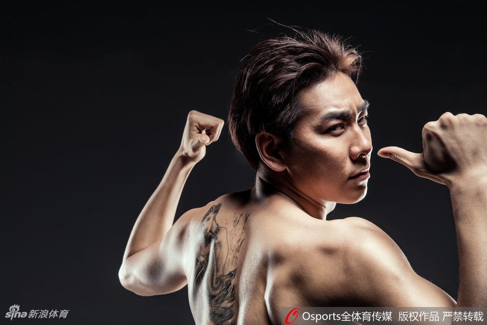 宝岛勒布朗周仪翔在烟雾中眼神锐利如锋,白色战袍与缭绕仙气交织,仿佛从幻境中走出的篮球刺客。