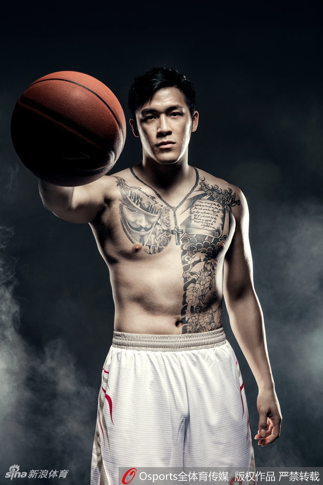 外援琼斯在镜头前霸气十足,干冰制造的雾气在他脚下翻涌,如同踩着祥云的战神,随时准备在新赛季的赛场上掀起得分狂潮。