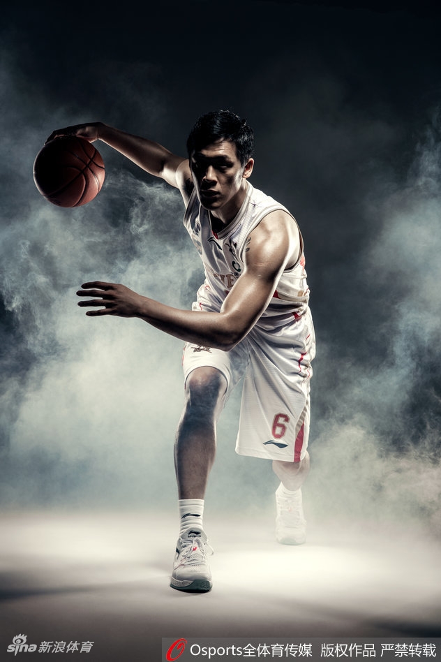 内线支柱唐正东屹立烟雾之中,宛如巍峨山岳,他沉稳的表情与身后的迷蒙背景相得益彰,彰显出定海神针般的领袖气质。