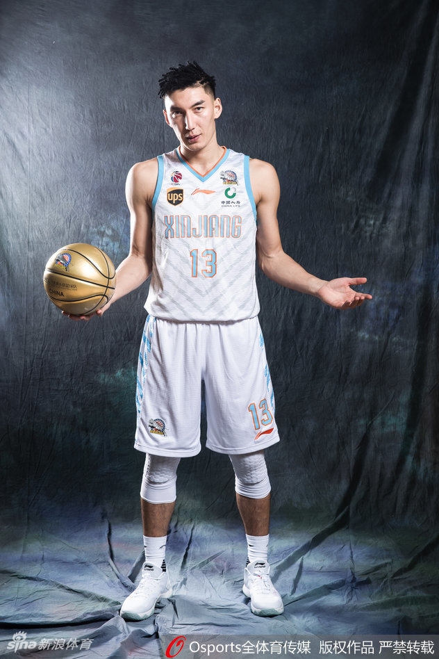 李根展露标志性的“焦作勒布朗”式强壮身姿,在镜头前轻松微笑,他是替补席上随时可以引爆全场的微波炉。