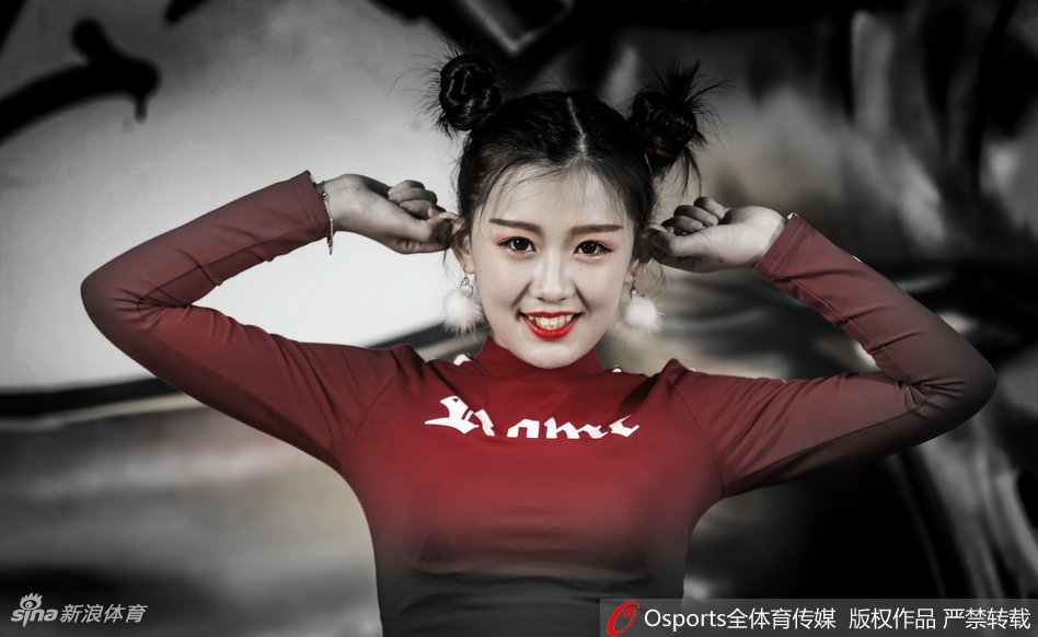 高雨桐嘟嘴卖萌，蓬松丸子头更显娇俏可爱