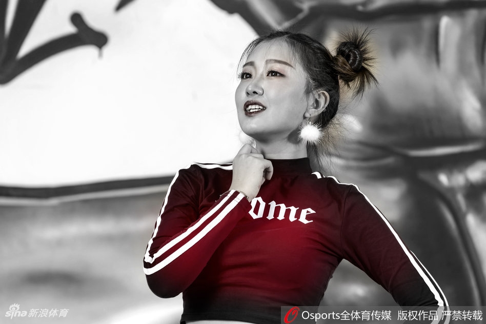 高雨桐双手合十，俏皮刘海发型搭配甜美微笑，萌化人心