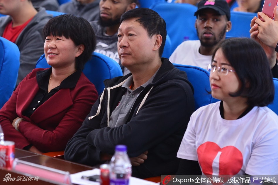 在友谊赛中，一名“新疆哑虎队”的小球员面对高大的职业球员防守，毫无惧色地运球突破。虽然无法用语言交流，但他用娴熟的球技和坚毅的表情赢得了全场的掌声。