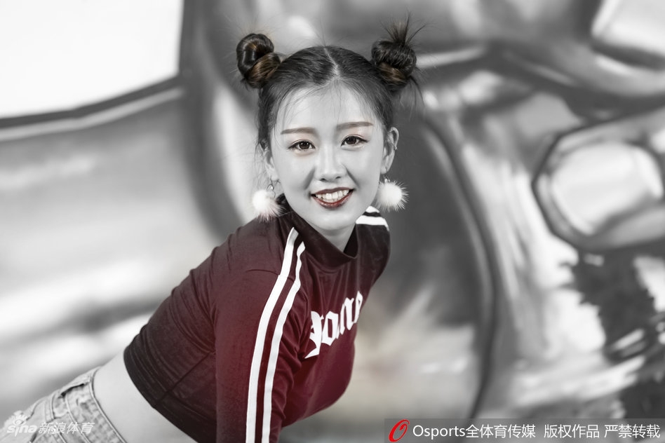 高雨桐手托脸颊，凌乱小辫子透出慵懒萌态