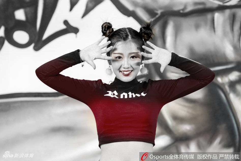 高雨桐手举篮球，认真神情与俏皮发型形成反差萌