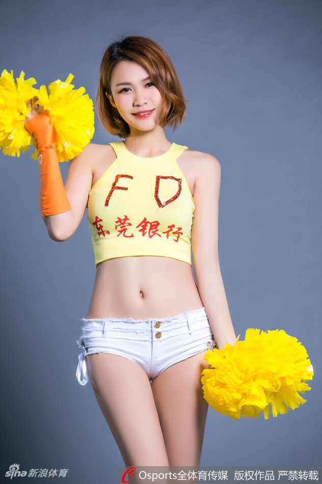 夜色渐浓,东莞篮球中心灯火通明。画面中的篮球宝贝们在漫天金色彩带中转身回眸,背景是正在退场的球迷海洋,这一刻的绚烂属于球队,也属于这群默默付出的年轻女孩。