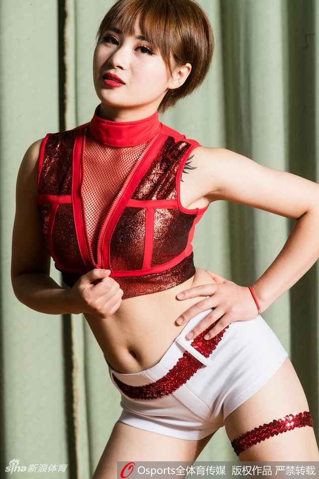 光影交错中，江苏肯帝亚篮球宝贝身披红色深V战袍，回眸瞬间，长发飘扬，尽显赛场之外的万种风情。