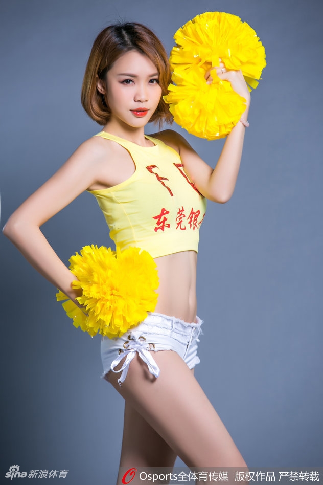 休息间隙,几位啦啦队队员聚在一起补妆并对着镜头俏皮互动。她们手中的化妆镜反射出看台上攒动的人头,汗水在额头上微微发亮,这是属于她们独有的幕后故事。