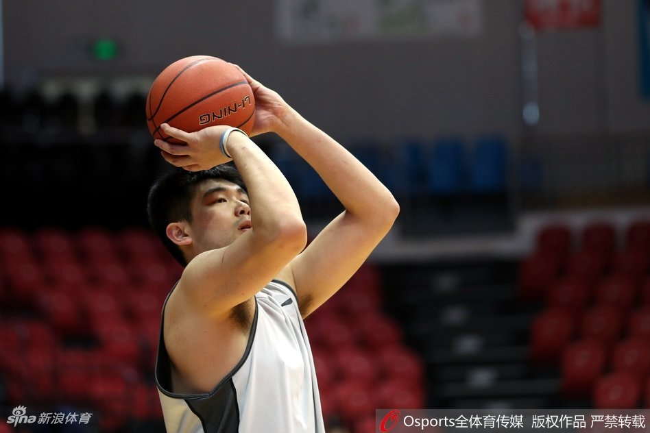 内线悍将孙桐林奋力跃起，在长人丛中强硬摘下一个前场篮板，落地瞬间肌肉紧绷，展现了飞虎内线不屈的硬度与决心。