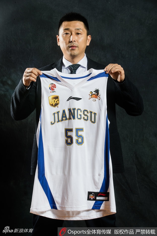 在镁光灯的聚焦下，胡雪峰手持绣有自己名字的55号退役纪念球衣，目光坚毅地望向远方，属于他的球员时代虽已落幕，但传奇故事将永远激励后来者。