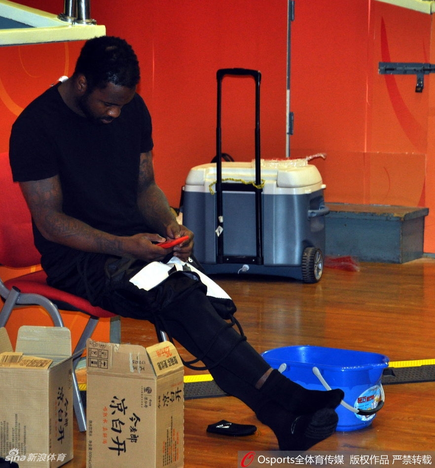 老将陶汉林在内线顶防对手，虽然面对包夹依然毫不畏惧，奋力跃起争抢篮板，展现了山东男篮不屈的强硬传统。