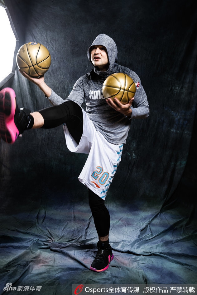 西热力江在昏暗巷道中侧身回眸,链条装饰和运动裤的搭配凸显运动潮流感,眼神依旧犀利充满杀气