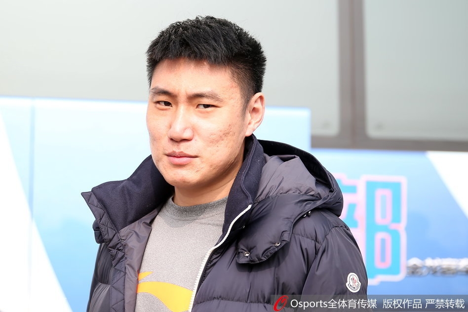 北京首钢体育CEO秦晓雯女士在出征仪式上激情演讲，她高举手臂，鼓励将士们为了北京的荣耀奋勇向前。