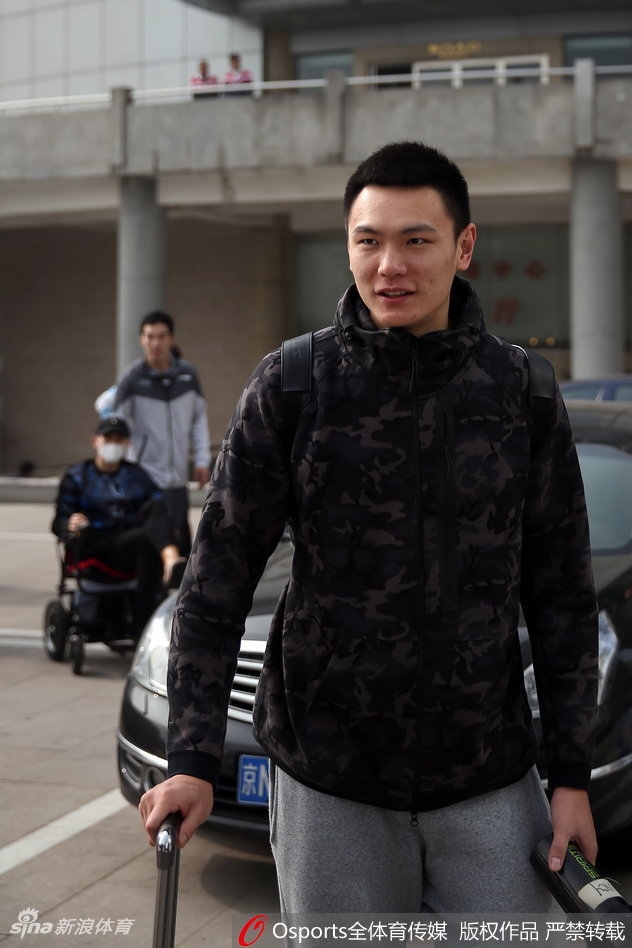 北京首钢男篮队员翟晓川在出征仪式上接受采访，眼神中透露出对即将到来的新赛季的坚定与期待。