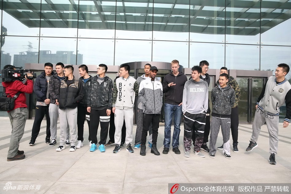 大满贯得主丁宁笑容满面地为北京首钢男篮加油助威，她作为首钢大家庭的一员，送来了最温暖的祝福。