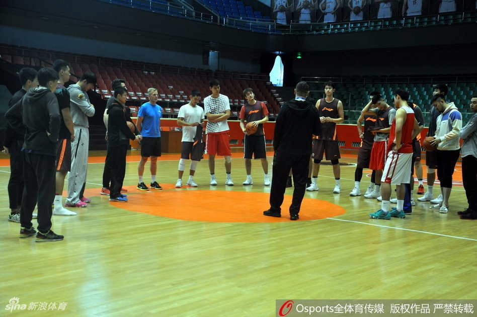 大外援克里斯在篮下卡位要球，肌肉线条分明，眼神中透露出一股势在必得的霸气，准备在内线翻江倒海。