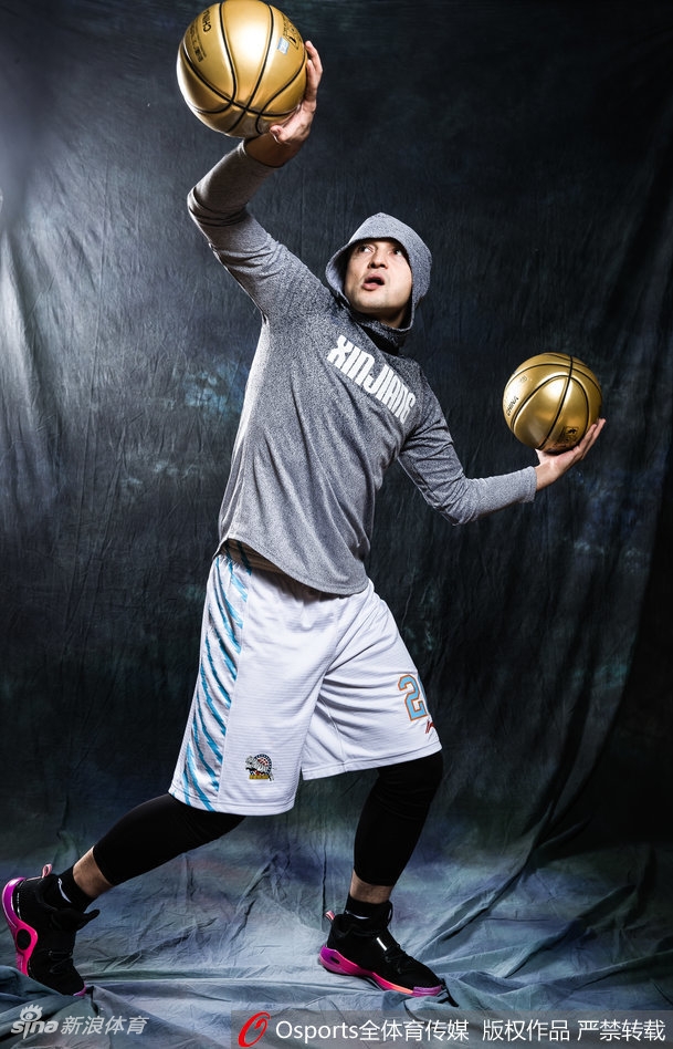 西热力江头戴黑色棒球帽,身穿宽松街头服饰,单手插兜低头沉思,流露出场下冷静而深邃的思考者形象